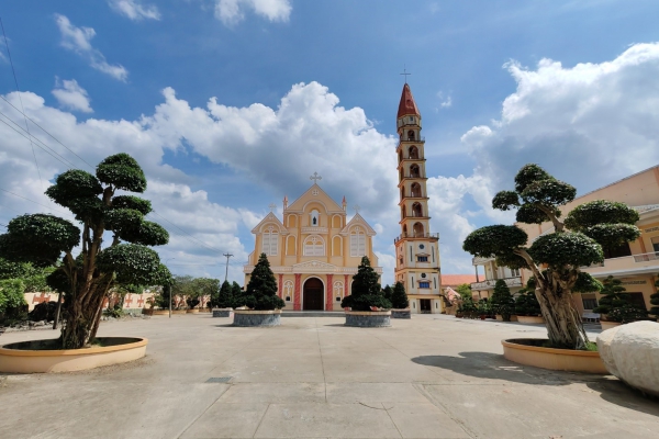 Nhà thờ cổ Miền Tây